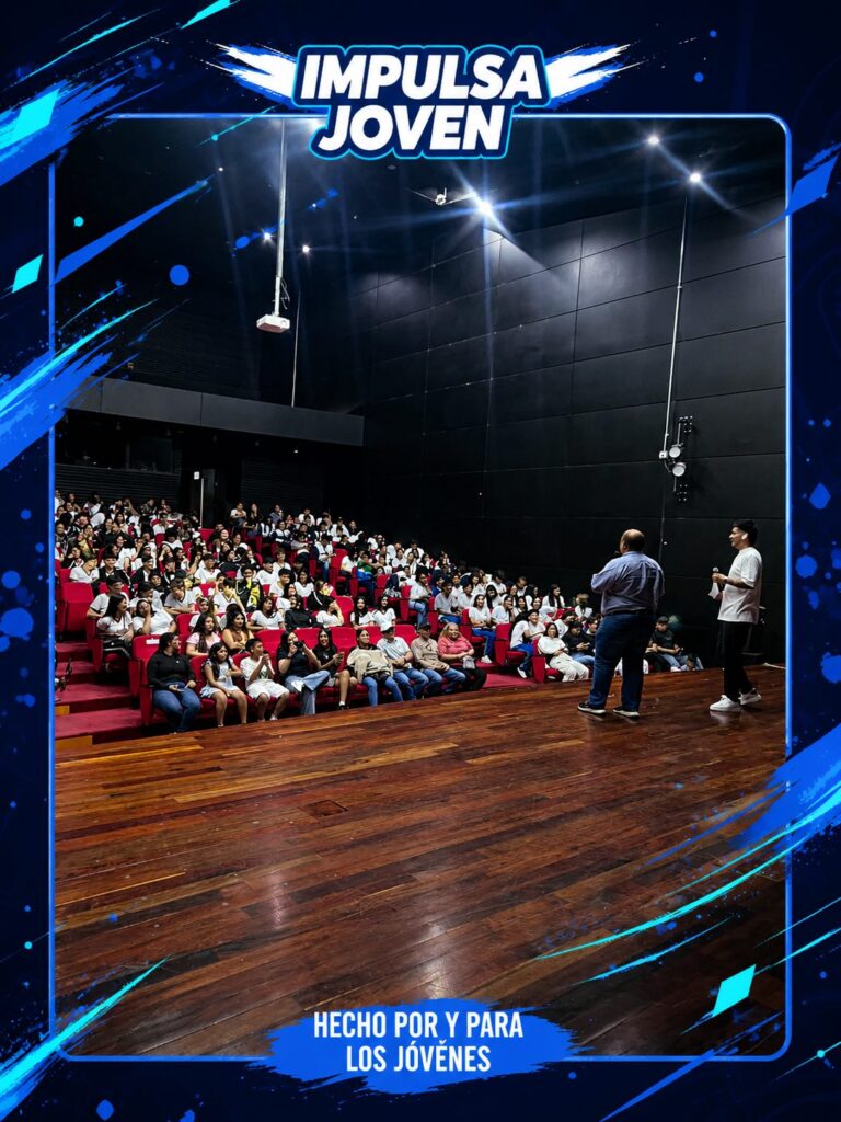 Momento en tarima de un evento de Impulsa Joven